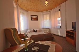 una habitación de hotel con una cama y una mesa en Ośrodek Wypoczynkowy Baca, en Poronin