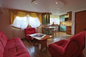 una sala de estar con un sofá y una mesa en Ośrodek Wypoczynkowy Baca, en Poronin
