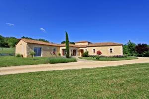 a large house with a road leading to it at Les Chenes Rouges in Veyrines-de-Domme