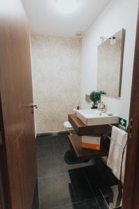 uma casa de banho com um lavatório e um espelho em Magnolia Apartment em Gerês