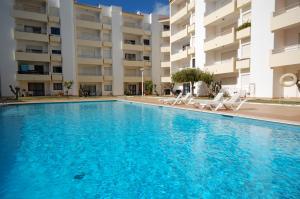 Apartamento Velamar - 250 m from the Beach by Bedzy tesisinde veya buraya yakın yüzme havuzu