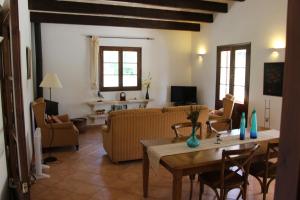 Telewizja i/lub zestaw kina domowego w obiekcie Casa con jardín y piscina - MORELL ONZE