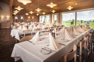 Restaurace v ubytování Strandhotel Klinten ApS