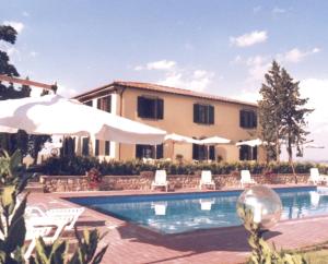 uma casa com piscina em frente a um edifício em Agriturismo San Francesco Amalia and Anna em Orciatico