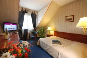 Giường trong phòng chung tại Hotel Basztowy