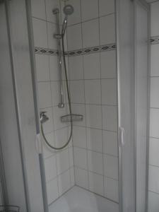 Burgtiefe auf Fehmarn にあるBTSD58002-FeWo-Stranddistel-IIIの白いタイル張りのバスルーム(シャワー付)