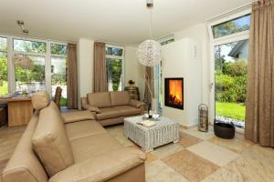 a living room with a couch and a fireplace at Ferienhaus am Lotsenstieg 6 in Ostseebad Karlshagen