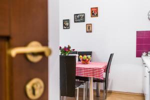 mesa de comedor con mantel rojo y blanco en Homely Apartment's Old Town en Cracovia