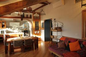 a living room with a table and a kitchen at ESPERIA casa vacanza in Trieste