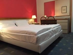 Postel nebo postele na pokoji v ubytování Hotel Bristol