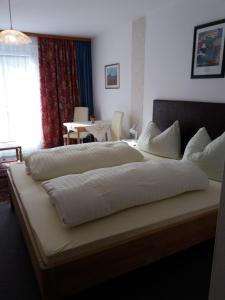 Ένα ή περισσότερα κρεβάτια σε δωμάτιο στο Haus Alpenrose