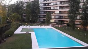 an empty swimming pool in front of a building at Condominio del alto 3 in Rosario