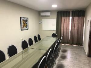 une salle de conférence avec une grande table et des chaises dans l'établissement Hotel Anfora, à Melilla