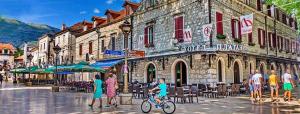 um grupo de pessoas andando em frente a um edifício em Apartman Ancora1 em Trebinje