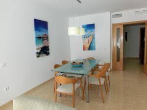 カンブリルスにあるMiramar Serveis- Port Marino Vilafortunyのダイニングルーム(青いテーブルと椅子付)