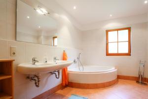 a bathroom with a sink and a bath tub at Haus Traudi in Nova Ponente