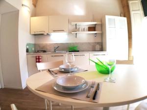 A kitchen or kitchenette at GoodStay Al 14 (monolocale)