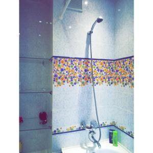 ein Badezimmer mit einem Duschvorhang mit bunten Streuseln in der Unterkunft Wonderful apartment on Sarmat Sauran 3/1str in Astana