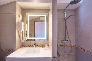 un baño con lavabo y ducha en Villa Bettina, en La Baule 64 fotos más