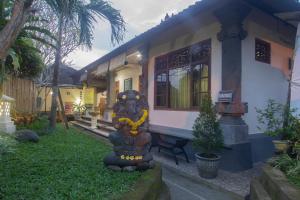 Une statue dans la cour d'une maison dans l'établissement Masna House, à Ubud