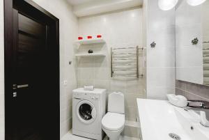 ケメロヴォにあるСтудио апартаменты Времена годаのバスルーム(トイレ、洗濯機付)