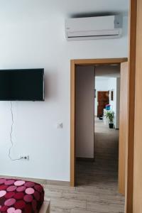 A television and/or entertainment centre at Mirador De Puerto