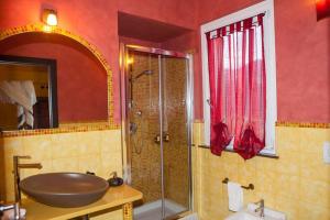 A bathroom at La cicala stonata