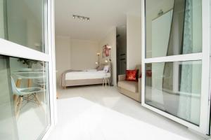een kamer met uitzicht op een slaapkamer bij Romantic Sky Apartment- 15th floor in Krakau