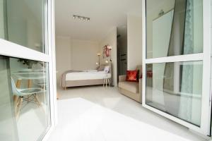 クラクフにあるRomantic Sky Apartment- 15th floorのベッドルーム1室が備わります。