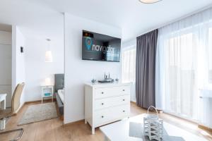 Televízia a/alebo spoločenská miestnosť v ubytovaní Apartamenty NAVIGATOR-PORT
