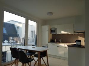 ウィーンにある4 Beds and More Vienna Apartments - Contactless check-inのキッチン(テーブル、椅子付)、窓