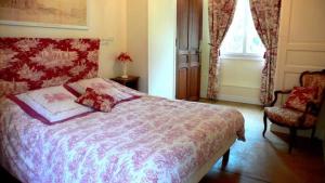 - une chambre avec un lit, une chaise et une fenêtre dans l'établissement Domaine de Beauvilliers, à Chaumontel