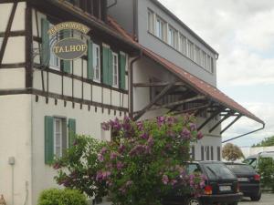 ein Gebäude mit einem Schild an der Seite in der Unterkunft Zum Talhof in Reichenau