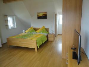 1 dormitorio con 1 cama y TV de pantalla plana en Zum Talhof en Reichenau