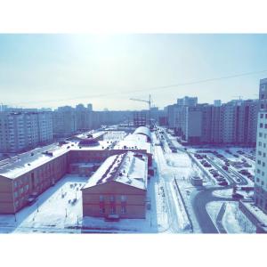 uma vista aérea de uma cidade com edifícios cobertos de neve em Panoramic apartment in Sarmat house em Astana