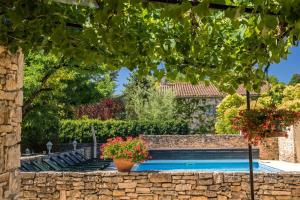 Φωτογραφία από το άλμπουμ του Logis Hôtel Restaurant L'Escarbille σε Saint-Martin-dʼArdeche +40 φωτογραφίες