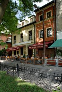 een gebouw met tafels en stoelen in een stadsstraat bij Dom Casimi in Krakau