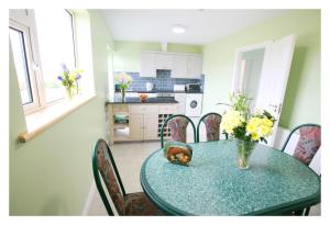 A kitchen or kitchenette at Ash Lodge