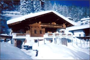 un edificio cubierto de nieve con techo cubierto de nieve en Haus Rali, en Sankt Anton am Arlberg