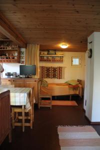 KalmariにあるPiennarpää Cottageのキャビン内のベッドとテーブル付きの部屋