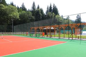 Tennis und/oder Squash in der Unterkunft Wellness Simply Relax - Chopok- privátna vírivka, sauna oder in der Nähe