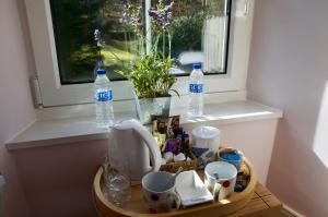 Příslušenství pro přípravu čaje a kávy v ubytování Ewich House B&B + 37 fotografií