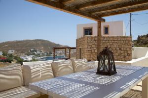 un divano bianco su un tavolo su un patio di Luxury house in the island of Patmos a Grikos