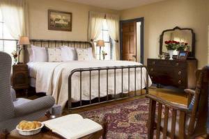 Postel nebo postele na pokoji v ubytování Jacob Rohrbach Inn
