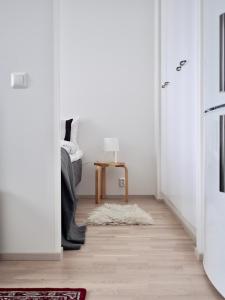 2ndhomes Tampere "Lapintie" Apartment - Serene Apt near Downtown at a Quiet Neighbourhoodにあるベッド