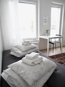 2ndhomes Tampere "Lapintie" Apartment - Serene Apt near Downtown at a Quiet Neighbourhoodにあるベッド
