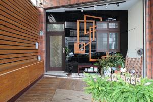 een toegang tot een gebouw met een houten deur bij Happiness Yes Hostel 2 in Luodong