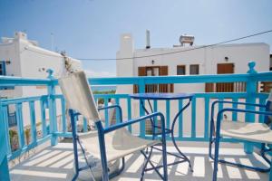 2 sillas y una mesa en el balcón en Vakhos Island, en Agia Anna de Naxos