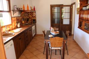 Kuchnia lub aneks kuchenny w obiekcie Casa con jardín y piscina - MORELL ONZE