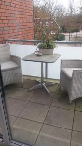 ein Tisch und zwei Stühle auf einer Terrasse in der Unterkunft Refugium 2 in Emsdetten